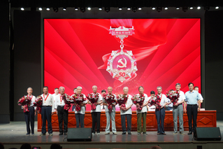 为在党50年的老同志颁发纪念奖...